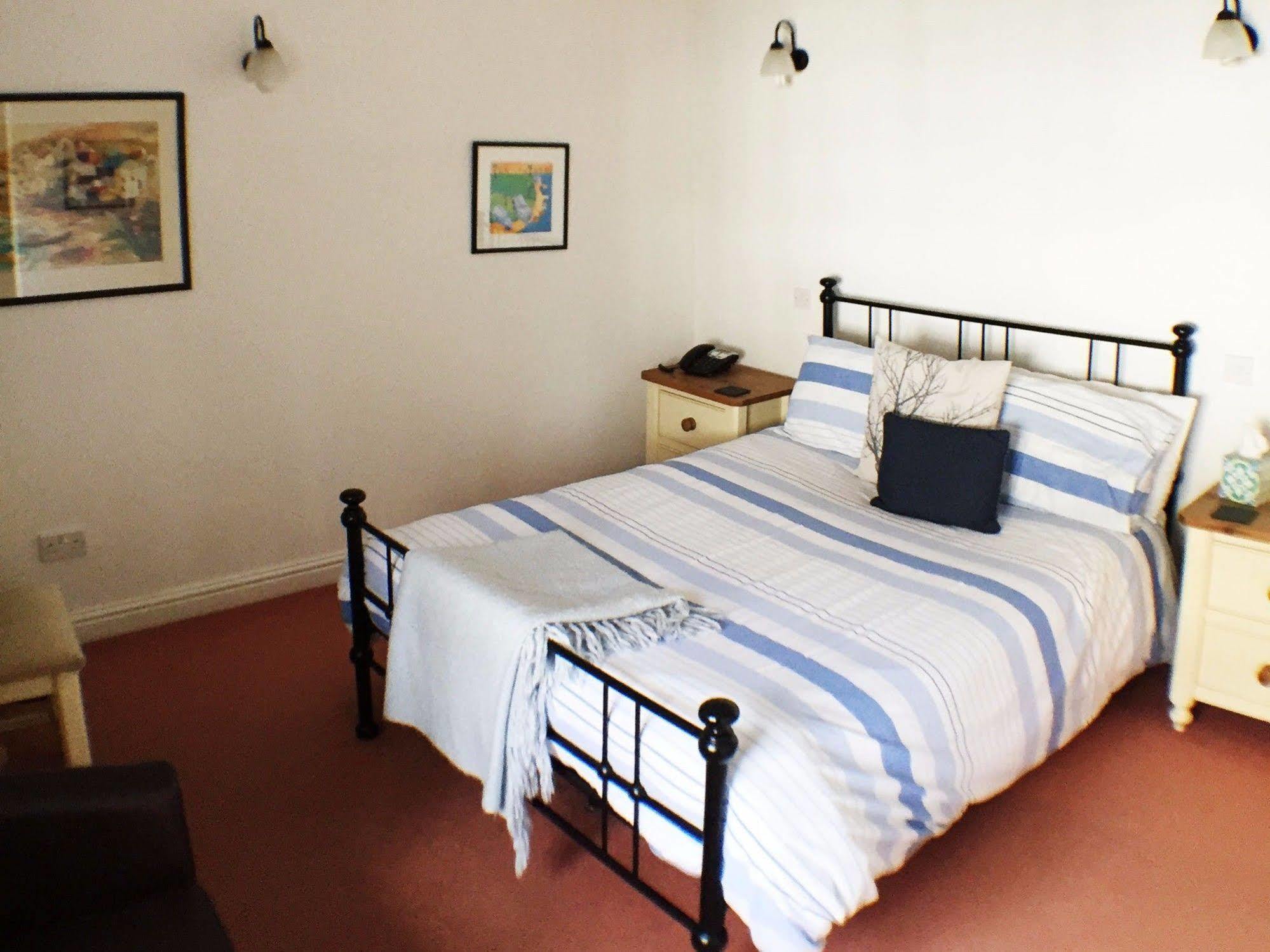 The White Hart Hotel Sherington Kültér fotó