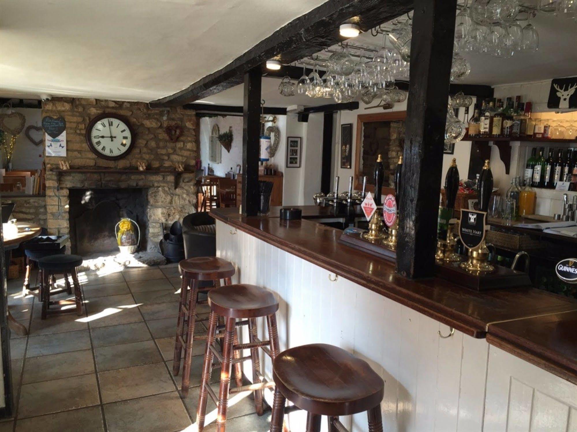 The White Hart Hotel Sherington Kültér fotó